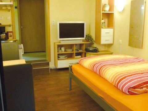 Apartment Bett, Tisch, Fernseher