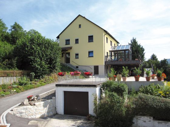 Ferienhaus mit Wohnung, Apartment und Garage